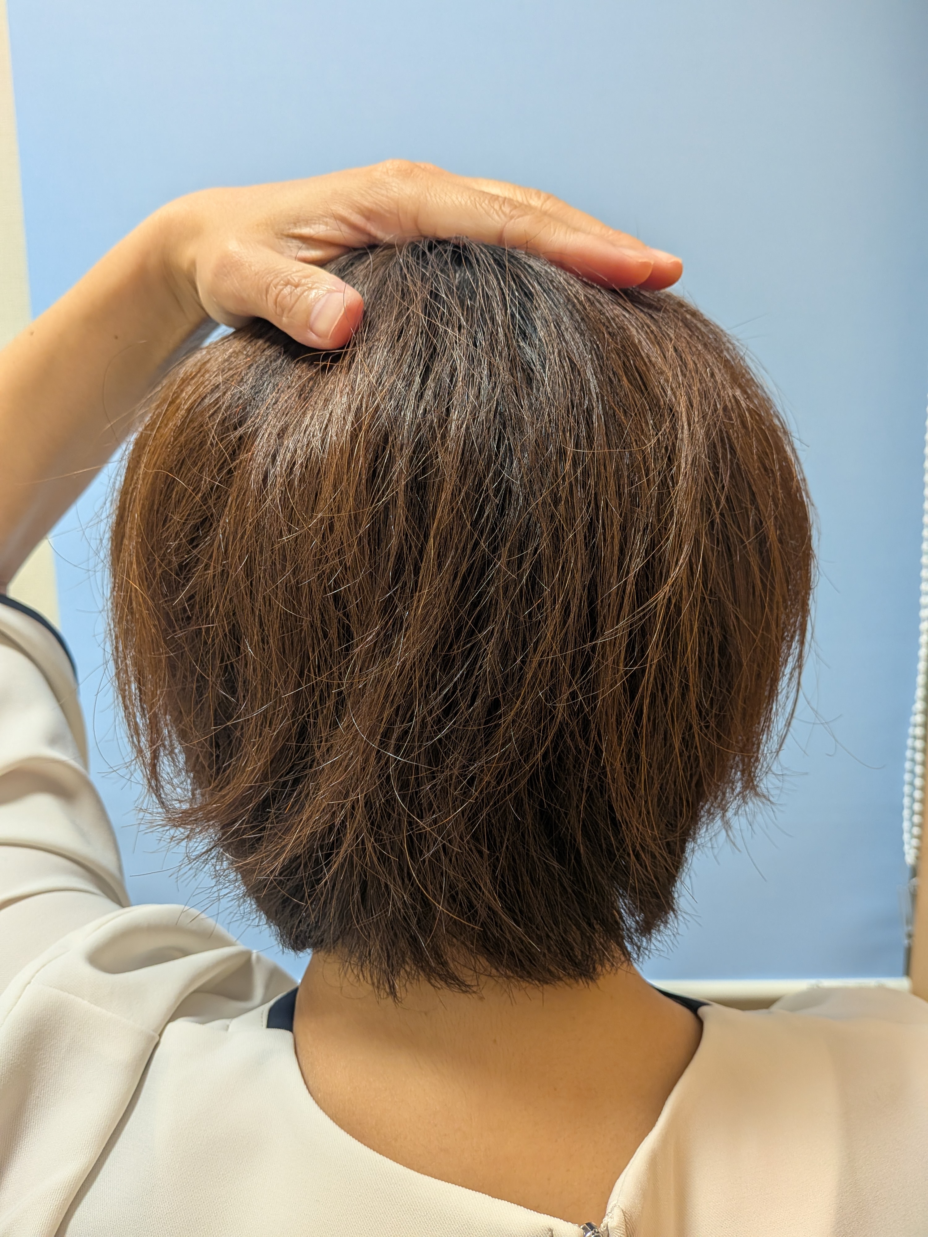 頭頂部を集中的にマッサージ