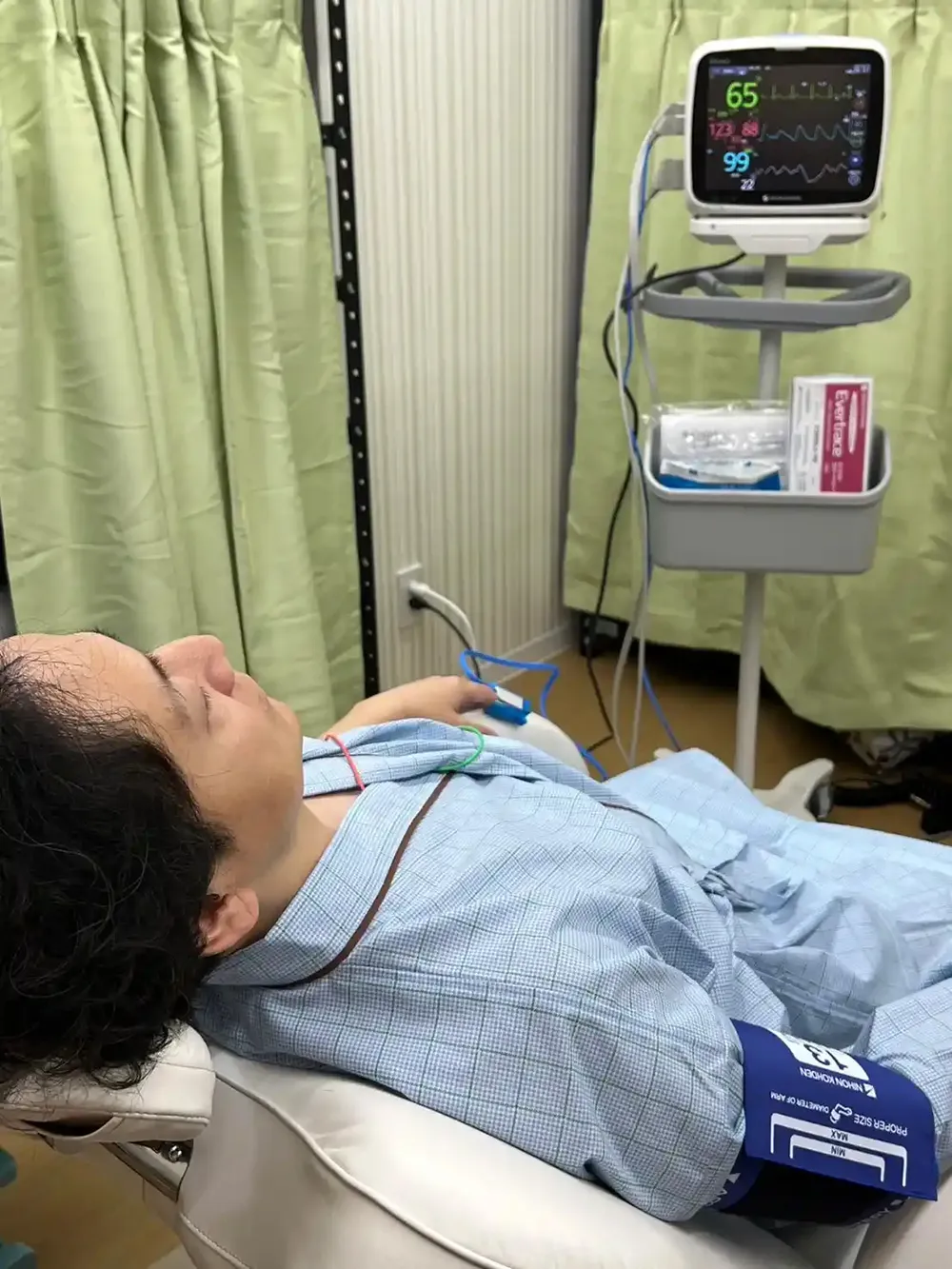 麻酔中の統括院長とモニター