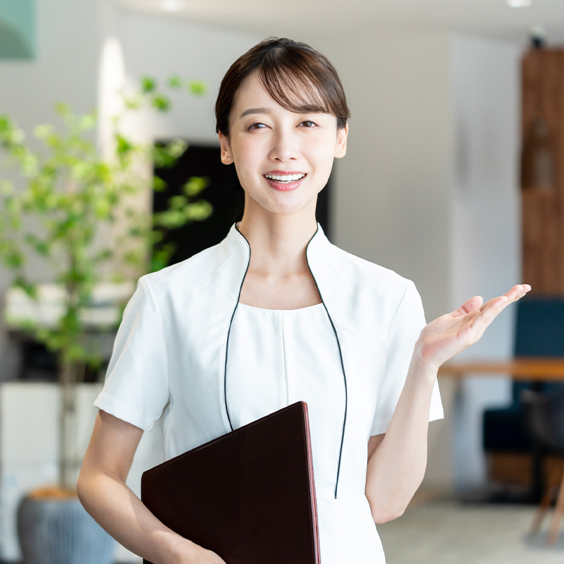 カウンセリングの案内をする女性スタッフ